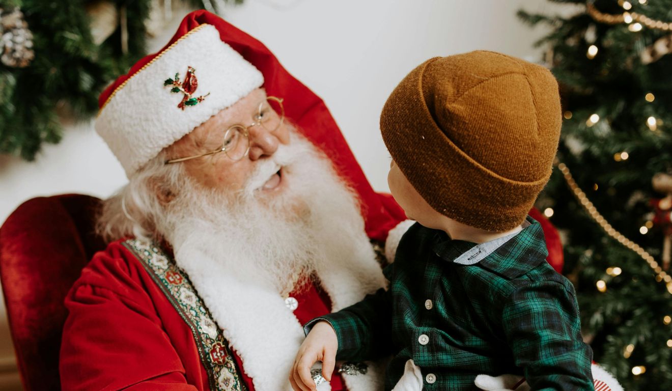 papai noel com uma criança no oclo