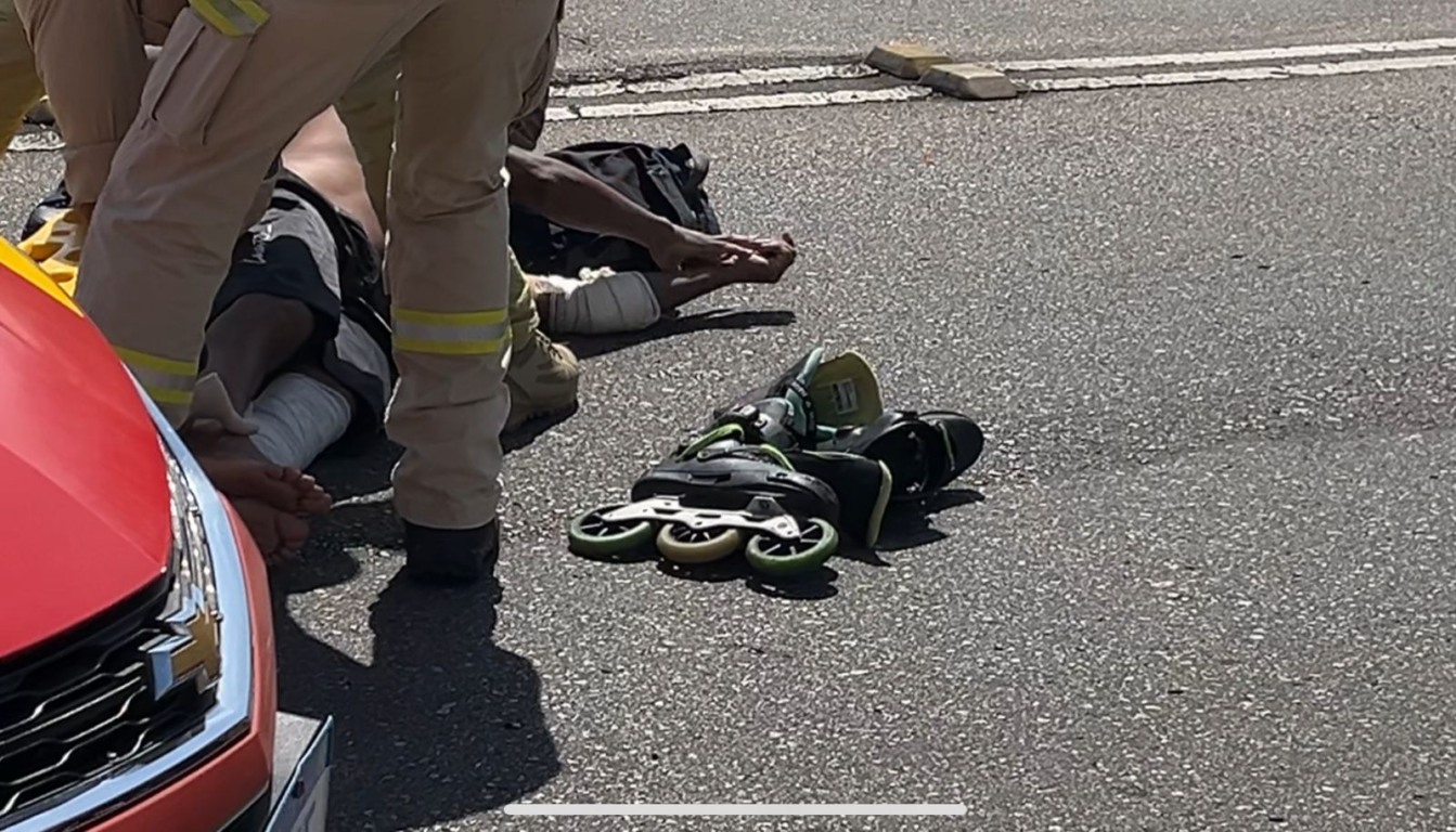 homem de patins atropelado por biarticulado