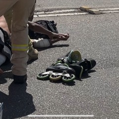 homem de patins atropelado por biarticulado