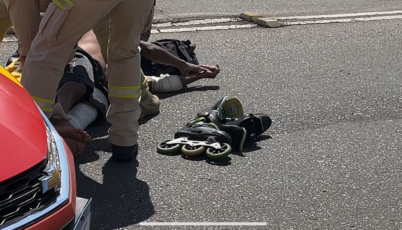homem de patins atropelado por biarticulado