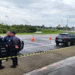 Carro estacionado onde homem foi encontrado morto em Pinhais