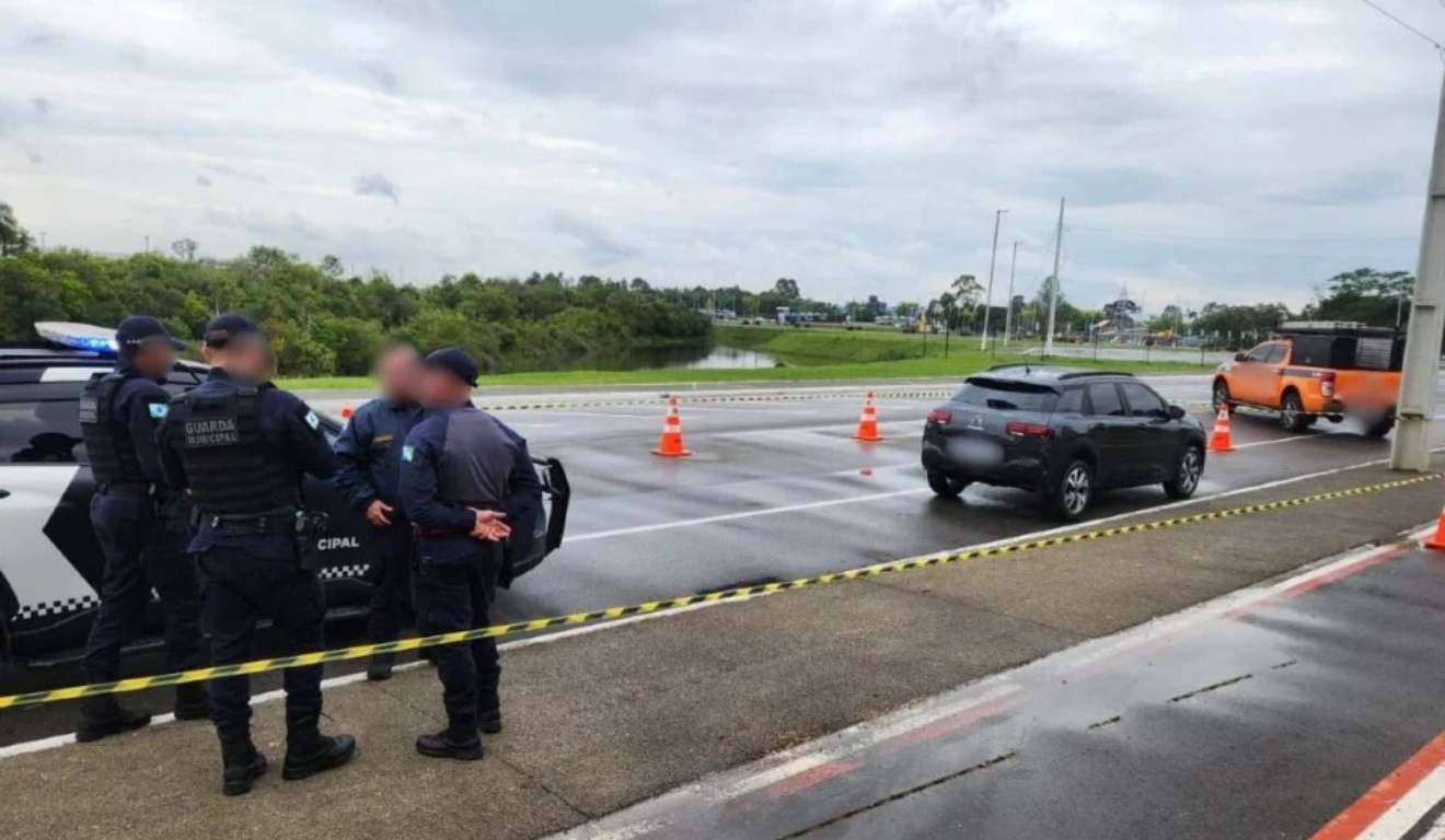 Carro estacionado onde homem foi encontrado morto em Pinhais