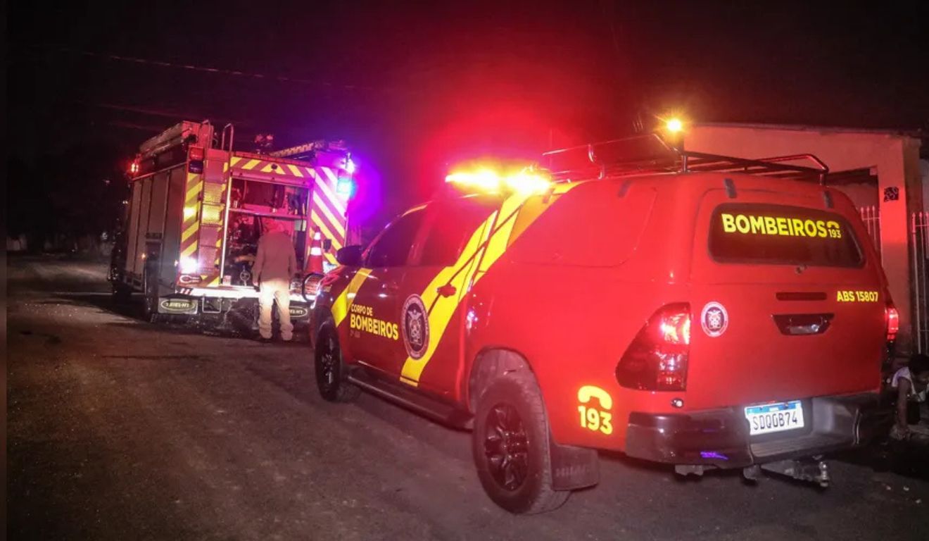 local onde o homem incendiou a casa do pai e mãe