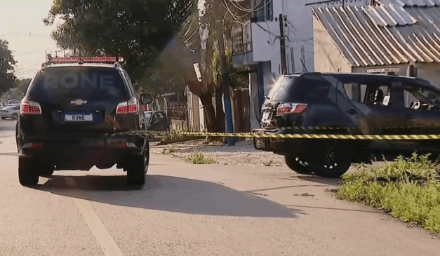 Viaturas da RONE no local onde estava o corpo do homem que morreu após um confronto com os agentes.