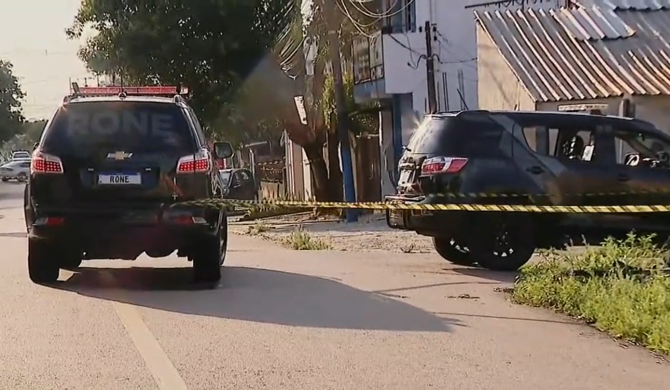 Viaturas da RONE no local onde estava o corpo do homem que morreu após um confronto com os agentes.