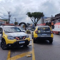 Viaturas da Polícia Militar cercam cena de crime no bairro Pinheirinho, em Curitiba