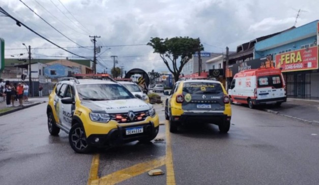 Viaturas da Polícia Militar cercam cena de crime no bairro Pinheirinho, em Curitiba