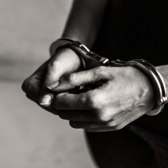 foto com mãos de homem algemadas