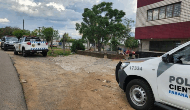 Fachada do comércio onde um homem em situação de rua foi morto a facadas em Curitiba.