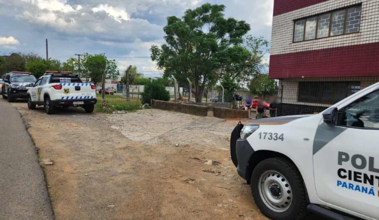 Fachada do comércio onde um homem em situação de rua foi morto a facadas em Curitiba.