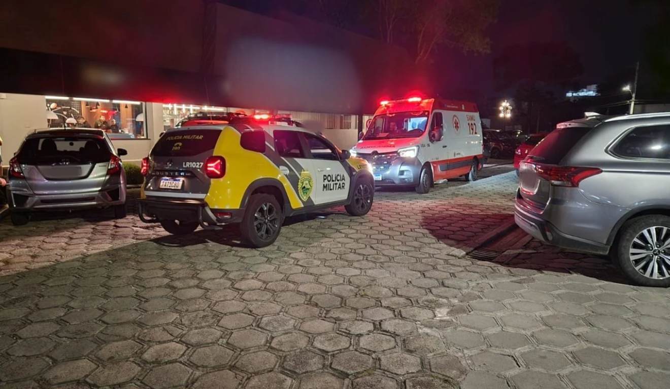 foto de viaturas da polícia militar e ambulância do samu