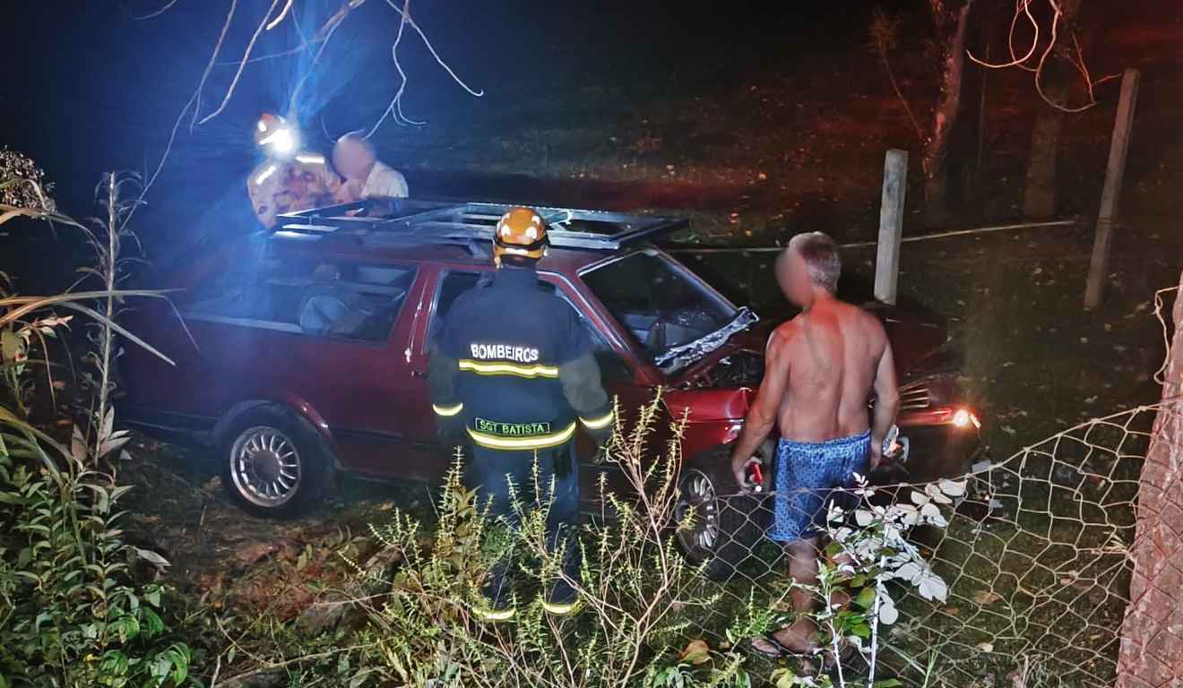 Idoso ao lado do carro após carro invadir chácara em Almirante Tamandaré