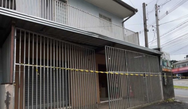 Fachada do local isolado após idoso ser assassinado em Curitiba