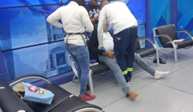 Homem recebendo ajuda médica.