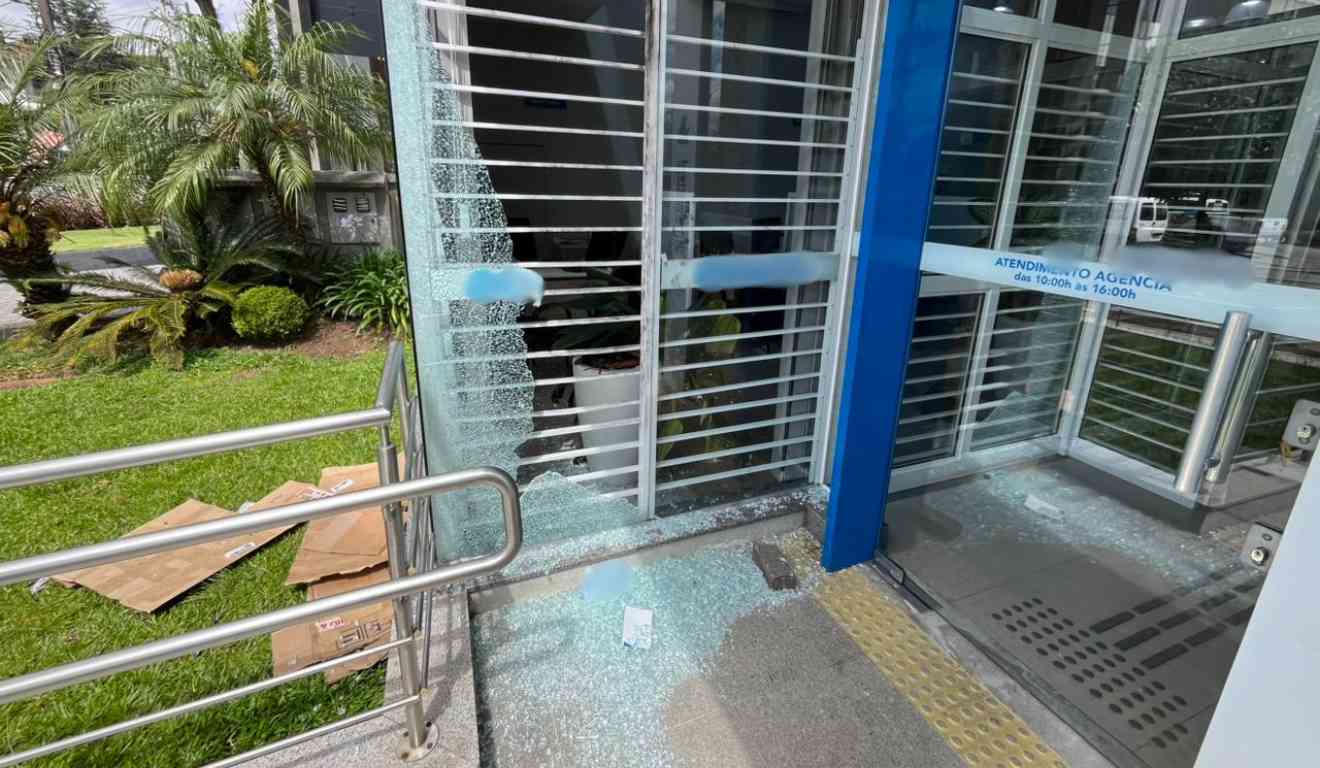 Vidros de agência quebrada após assalto