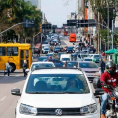 Fila de carros na região central de Curitiba