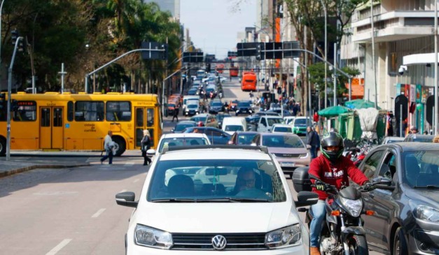 Fila de carros na região central de Curitiba