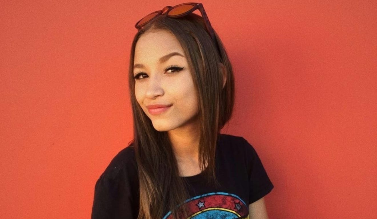 Isis Victoria Mizerski sorrindo em foto, com um óculos na cabeça