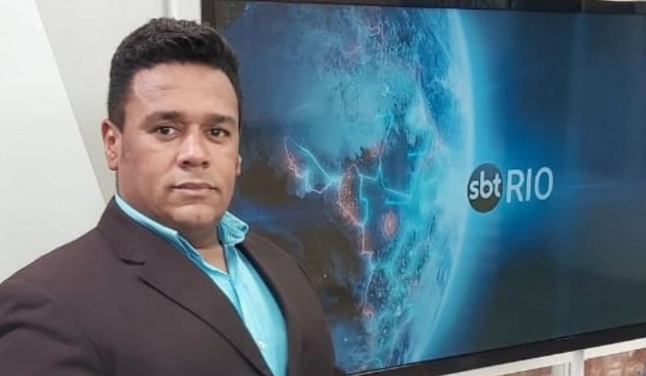 Jornalista Caio ÁLex em estúdio de TV