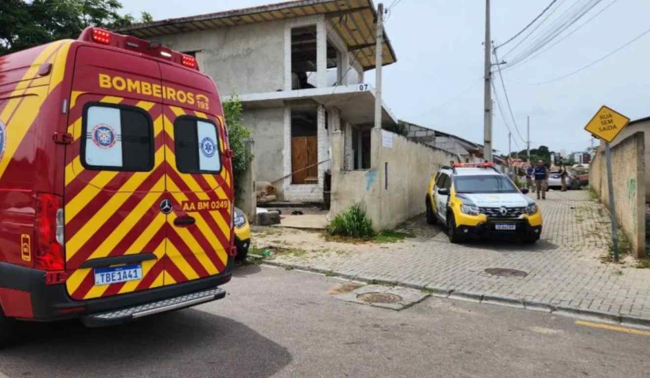 Ambulância do Siate atende jovem baleado na perna por Polícia Militar, em Curitiba