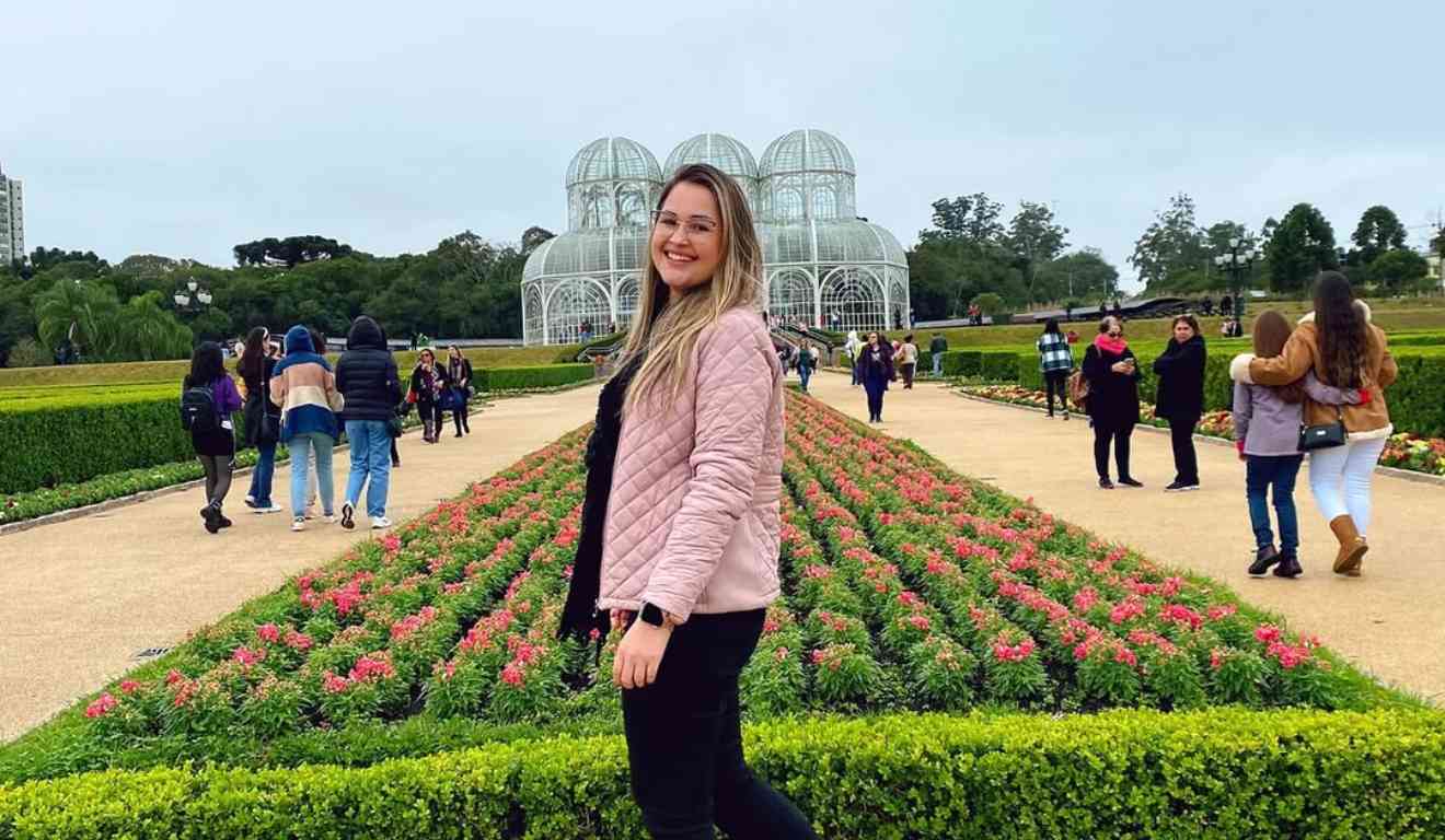 Samara Martins em uma foto no Jardim Botânico, em Curitiba