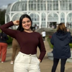 Thais Ferreira durante passeio no Jardim Botânico, em Curitiba
