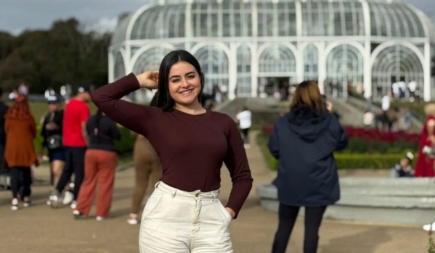 Thais Ferreira durante passeio no Jardim Botânico, em Curitiba