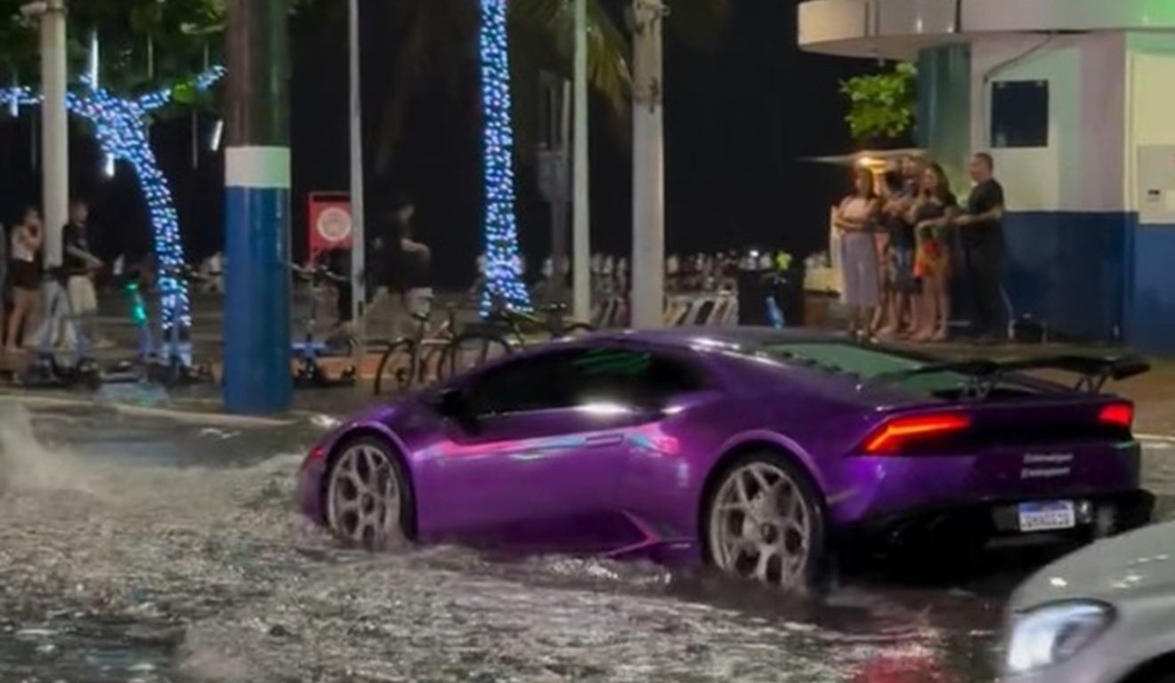 Lamborghini atravessando alagamento.