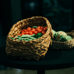 verduras e legumes em cestas de palha, com fundo preto.