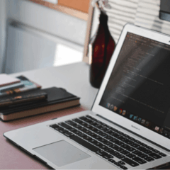 McBook ligado, em uma mesa de escritório arrumada