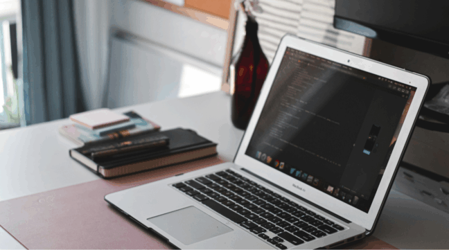 McBook ligado, em uma mesa de escritório arrumada