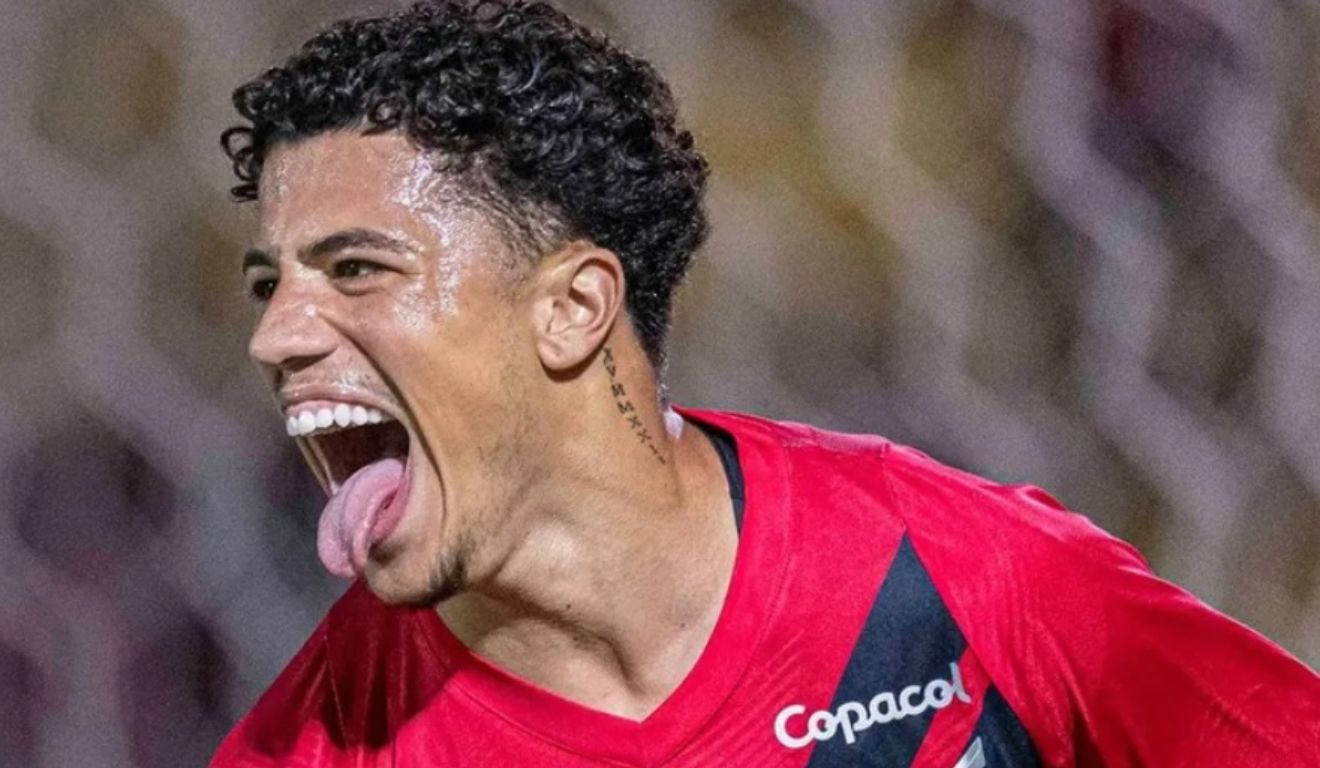 Lima, filho de Nem, em ação na base do Athletico. (Foto: Divulgação/Athletico)