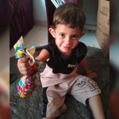 Criança com ovo de páscoa.