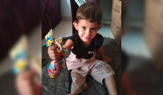 Criança com ovo de páscoa.