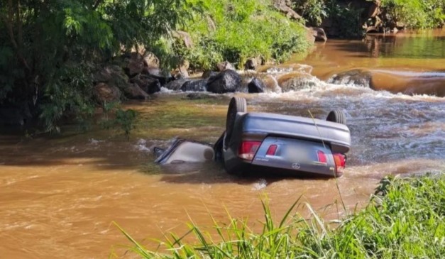 carro que caiu no rio e matou mãe