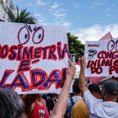 Manifestantes fazem ato na orla de Copacabana contra PL da Dosimetria e outros temas em votação no congresso nacional.