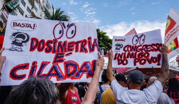 Manifestantes fazem ato na orla de Copacabana contra PL da Dosimetria e outros temas em votação no congresso nacional.