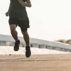 homem correndo sobre ponte