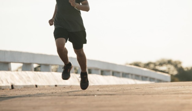 homem correndo sobre ponte