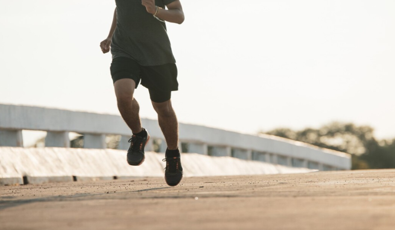 homem correndo sobre ponte