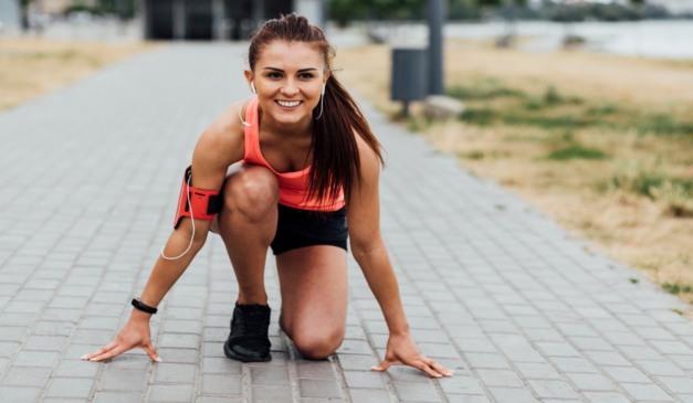 foto de mulher se preparando para correr