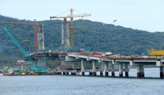 foto das obras da nova ponte de iguaratuba