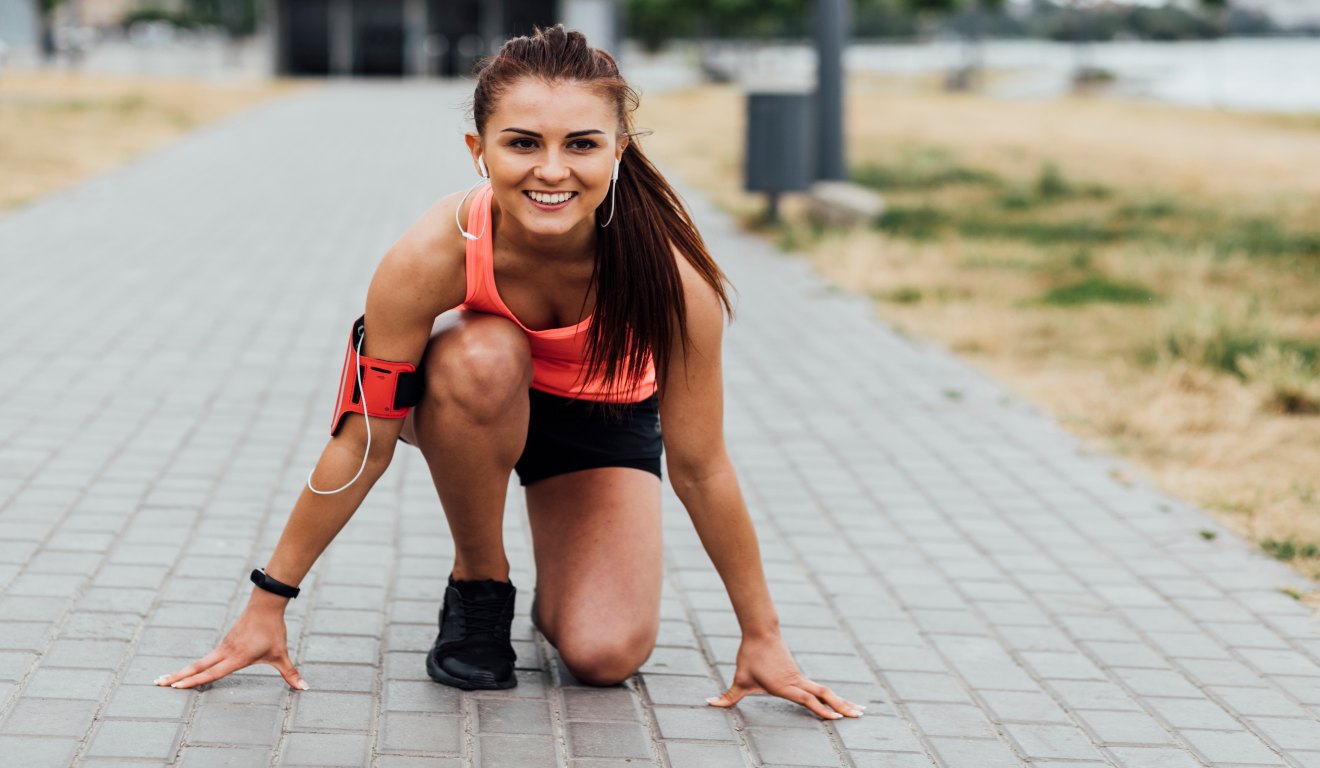 foto de mulher se preparando para correr