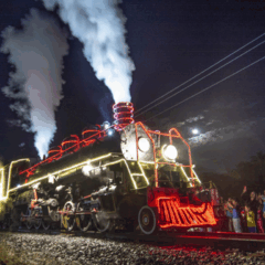 Maria Fumaça Iluminada de Natal, que passará por Curitiba nos dias 7, 14 e 15.