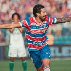 Lucero com a camisa do Leão. (Foto: Mateus Lotif/FEC)