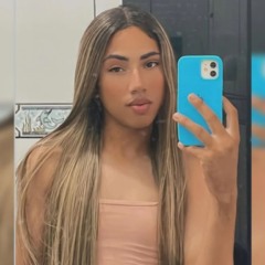 Jovem em foto no espelho.