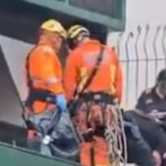 socorristas removendo corpo da menina que foi jogada da janela pela mãe