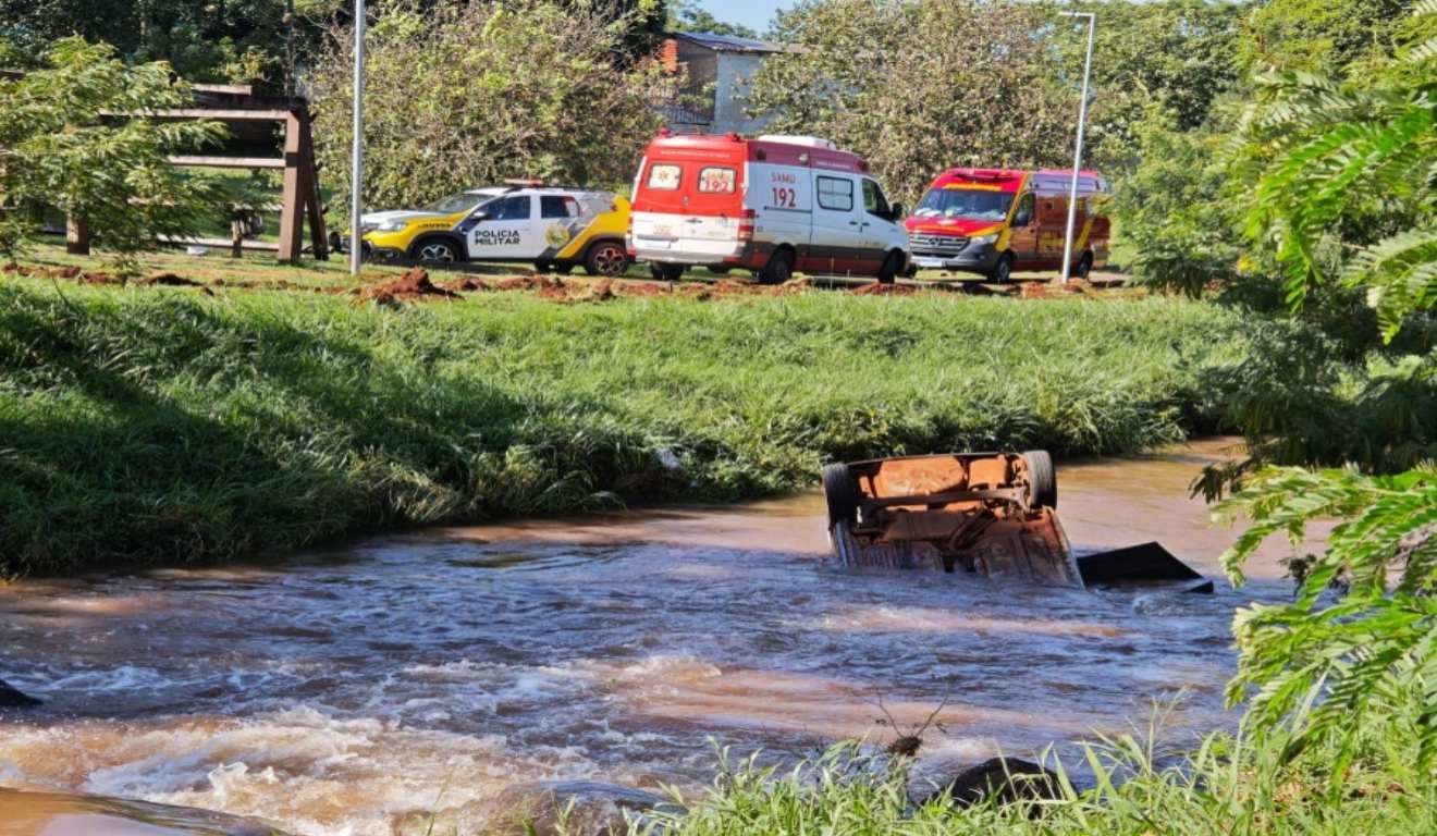 foto de carro que caiu em rio em toledo