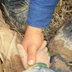 Mão de menino enterrado vivo