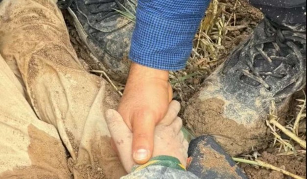 Mão de menino enterrado vivo